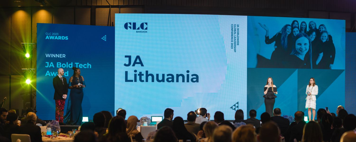 „Global Leaders Conference“ GALA apdovanojimų vakaras. „Lietuvos Junior Achievement“ komandai įteikiamas „Tech Bold“ apdovanojimas